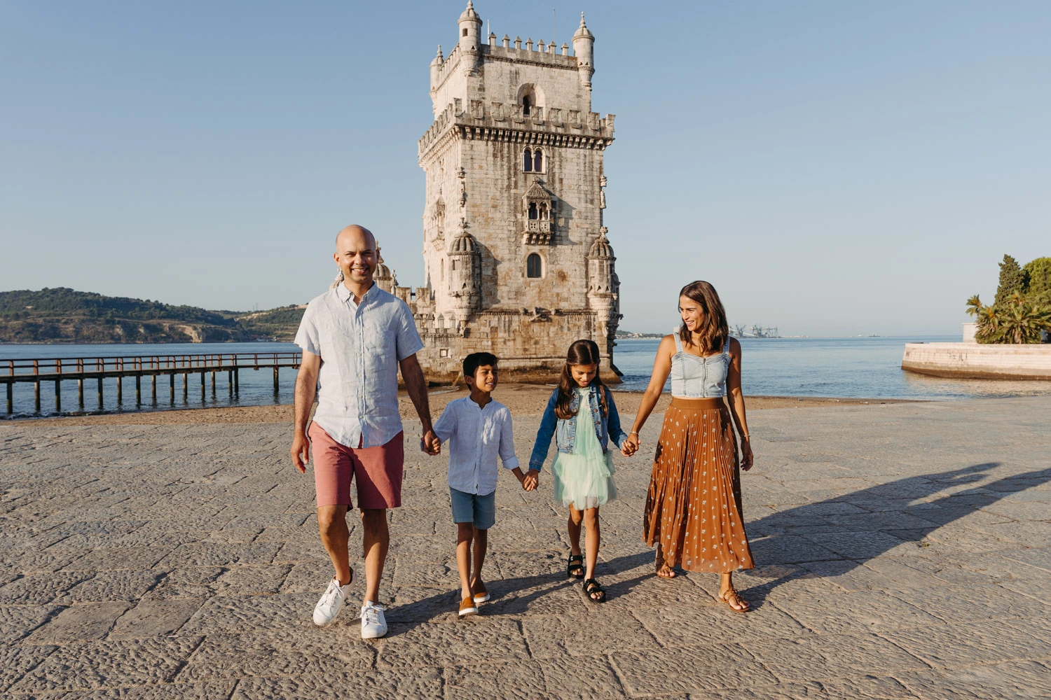 beautiful family shoot in lisbon in early morning to register their beautiful trip