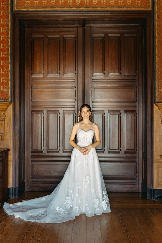 legant bridal portrait at Forte da Cruz in Estoril, one of the most iconic wedding venues in Portugal.